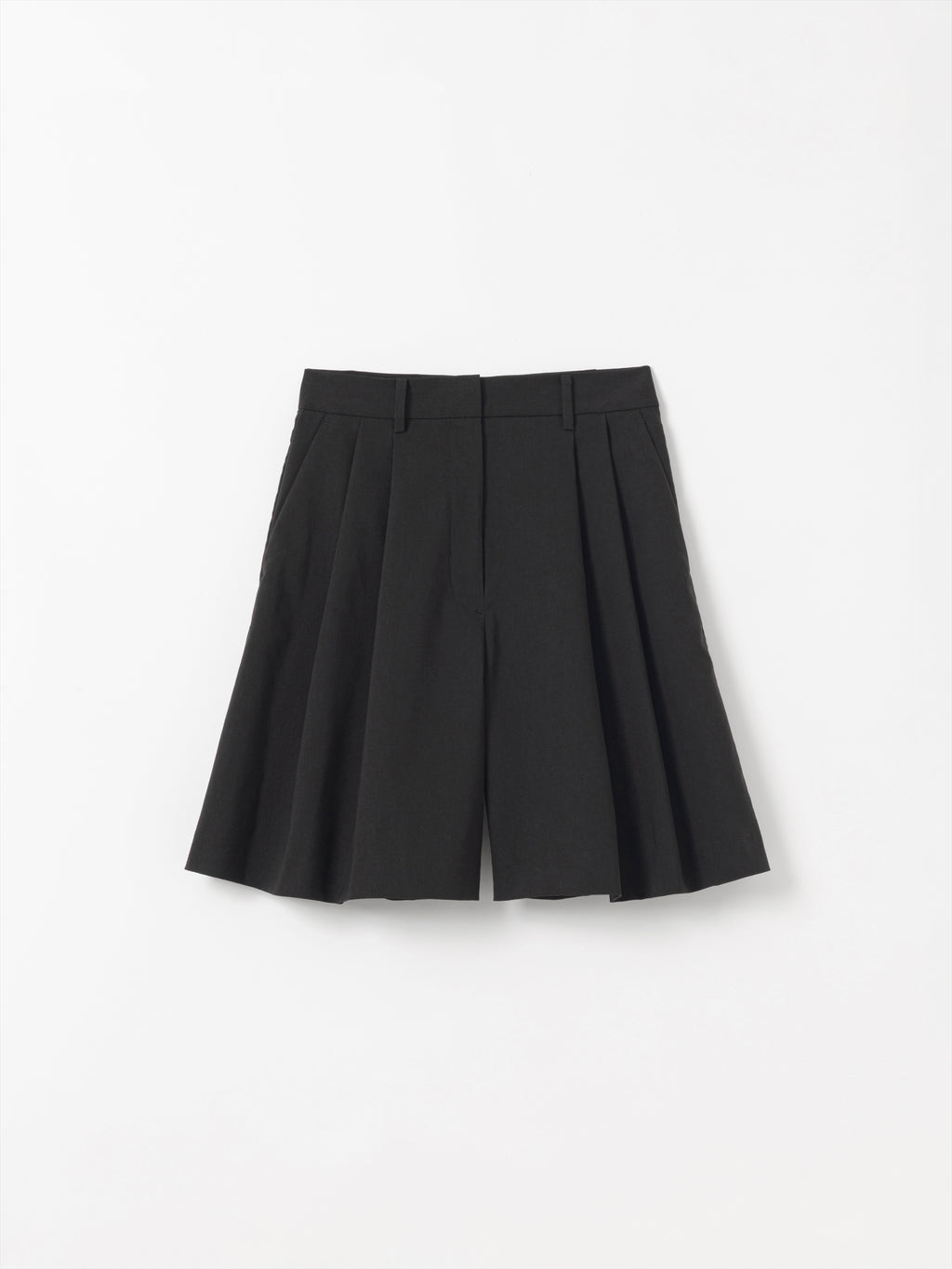 VOLUME TUCK SHORT PANTS