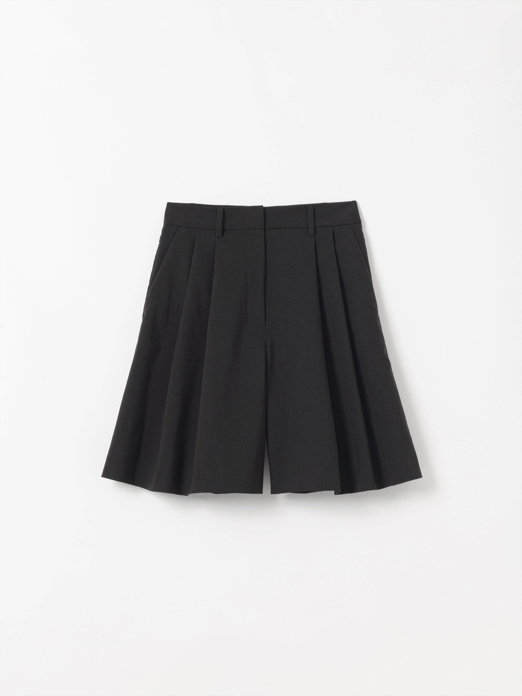 VOLUME TUCK SHORT PANTS