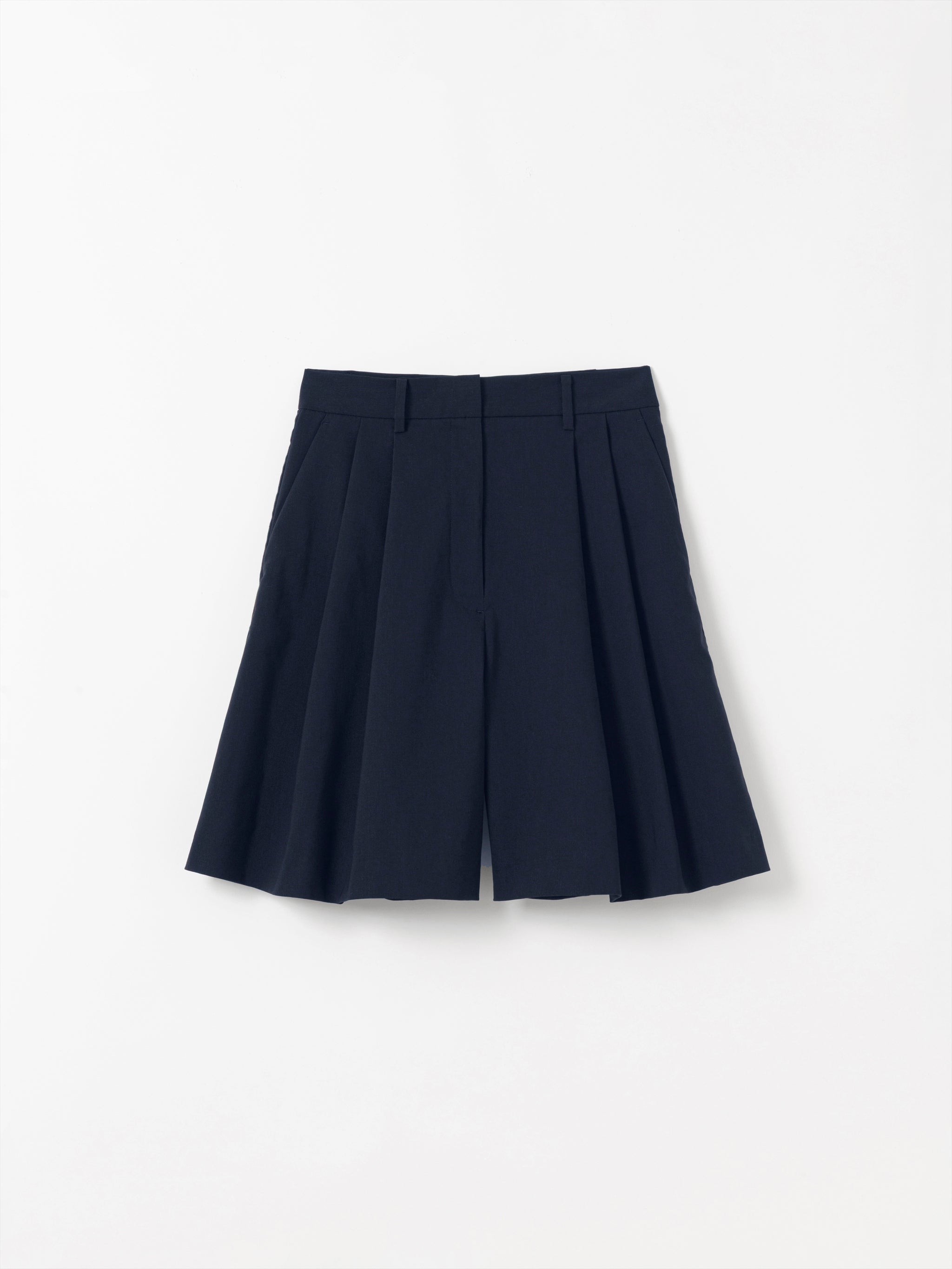 VOLUME TUCK SHORT PANTS