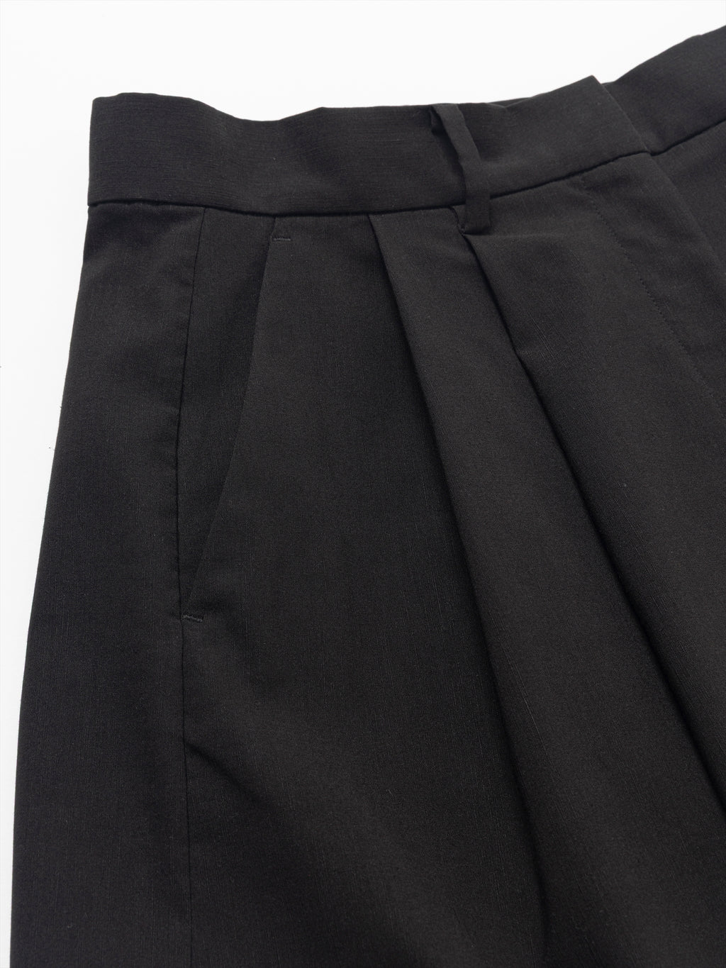 VOLUME TUCK SHORT PANTS