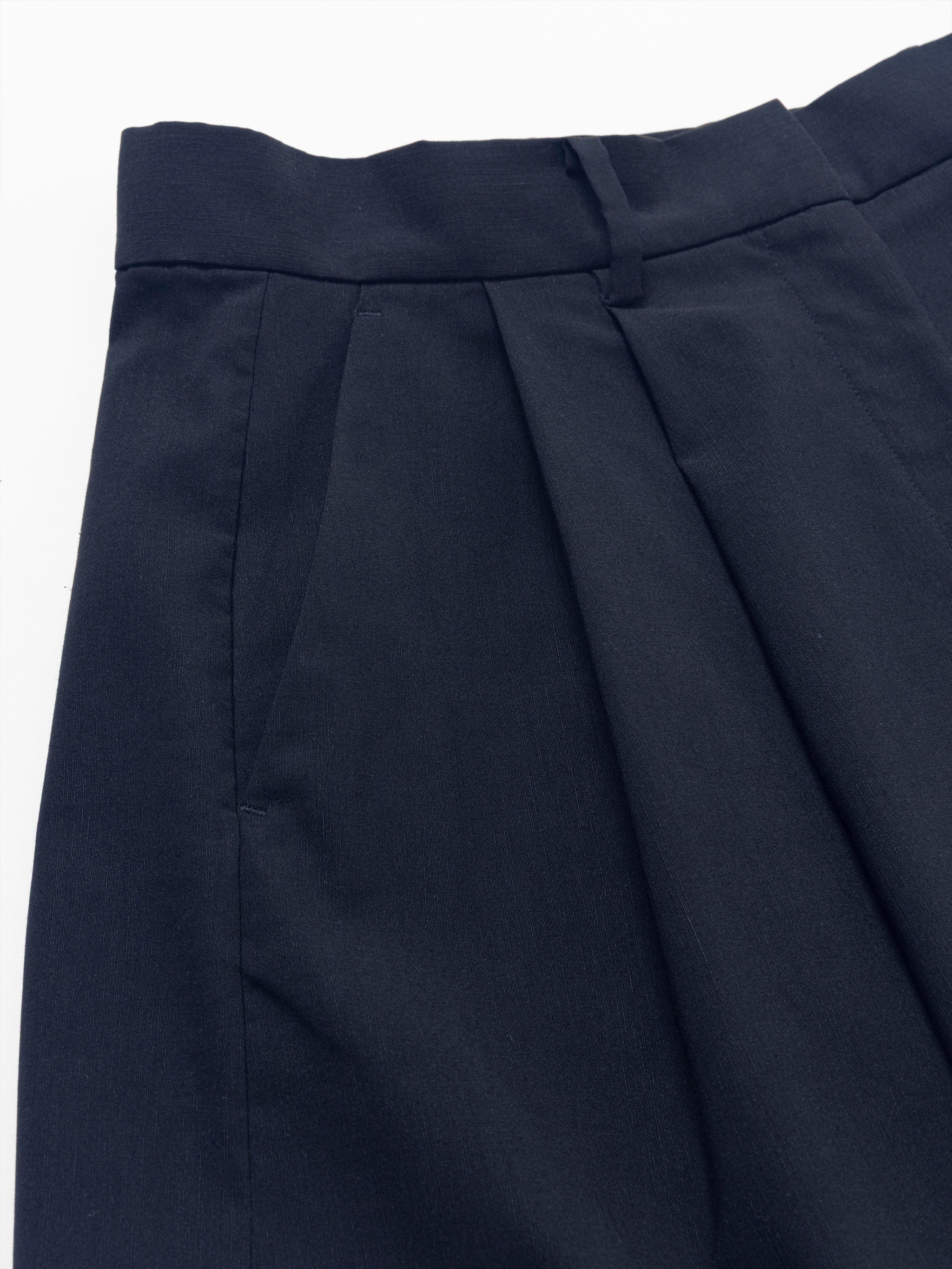 VOLUME TUCK SHORT PANTS