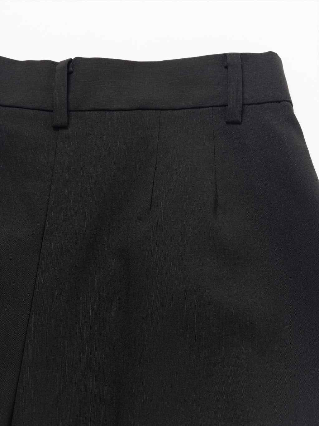 VOLUME TUCK SHORT PANTS