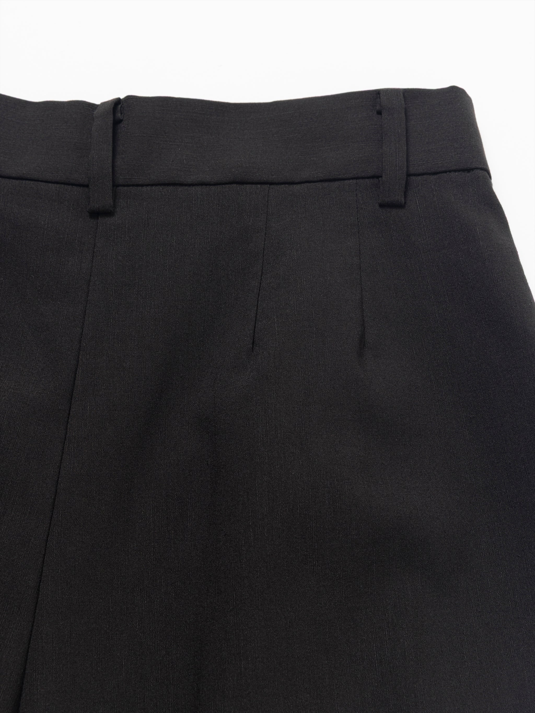 VOLUME TUCK SHORT PANTS