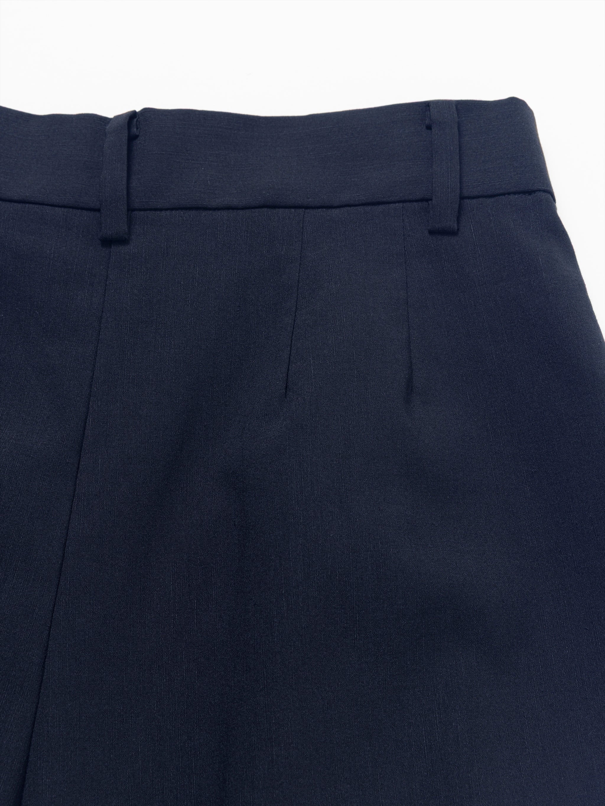 VOLUME TUCK SHORT PANTS