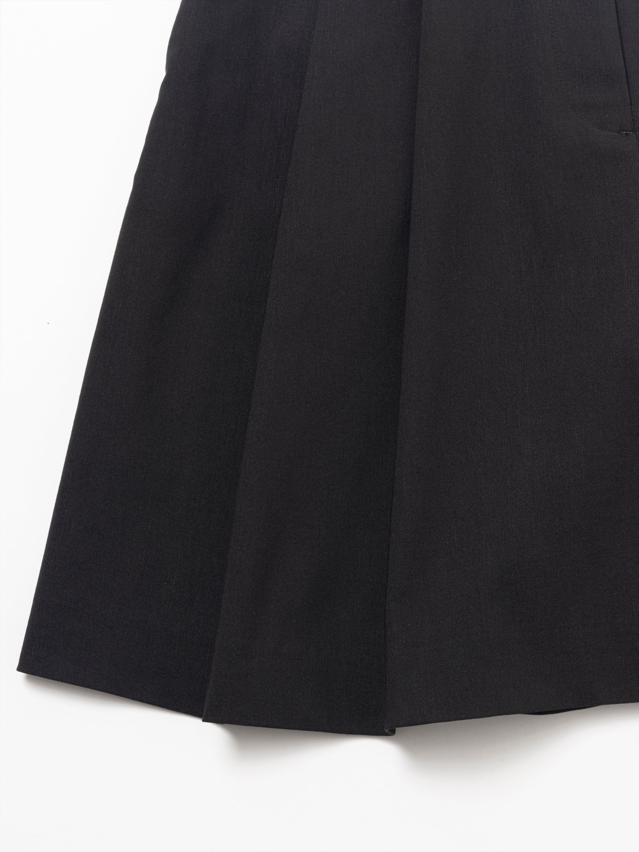 VOLUME TUCK SHORT PANTS