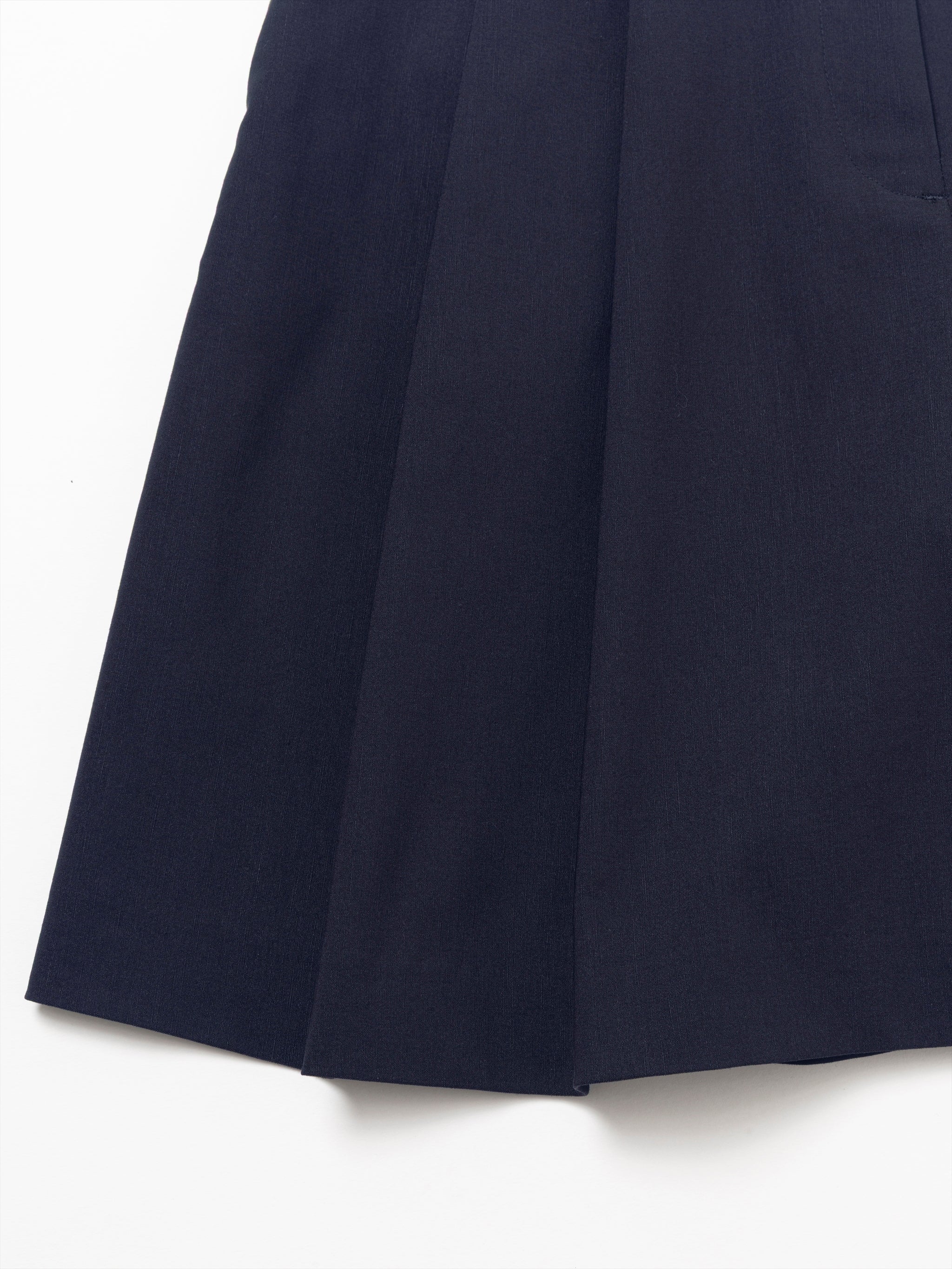 VOLUME TUCK SHORT PANTS