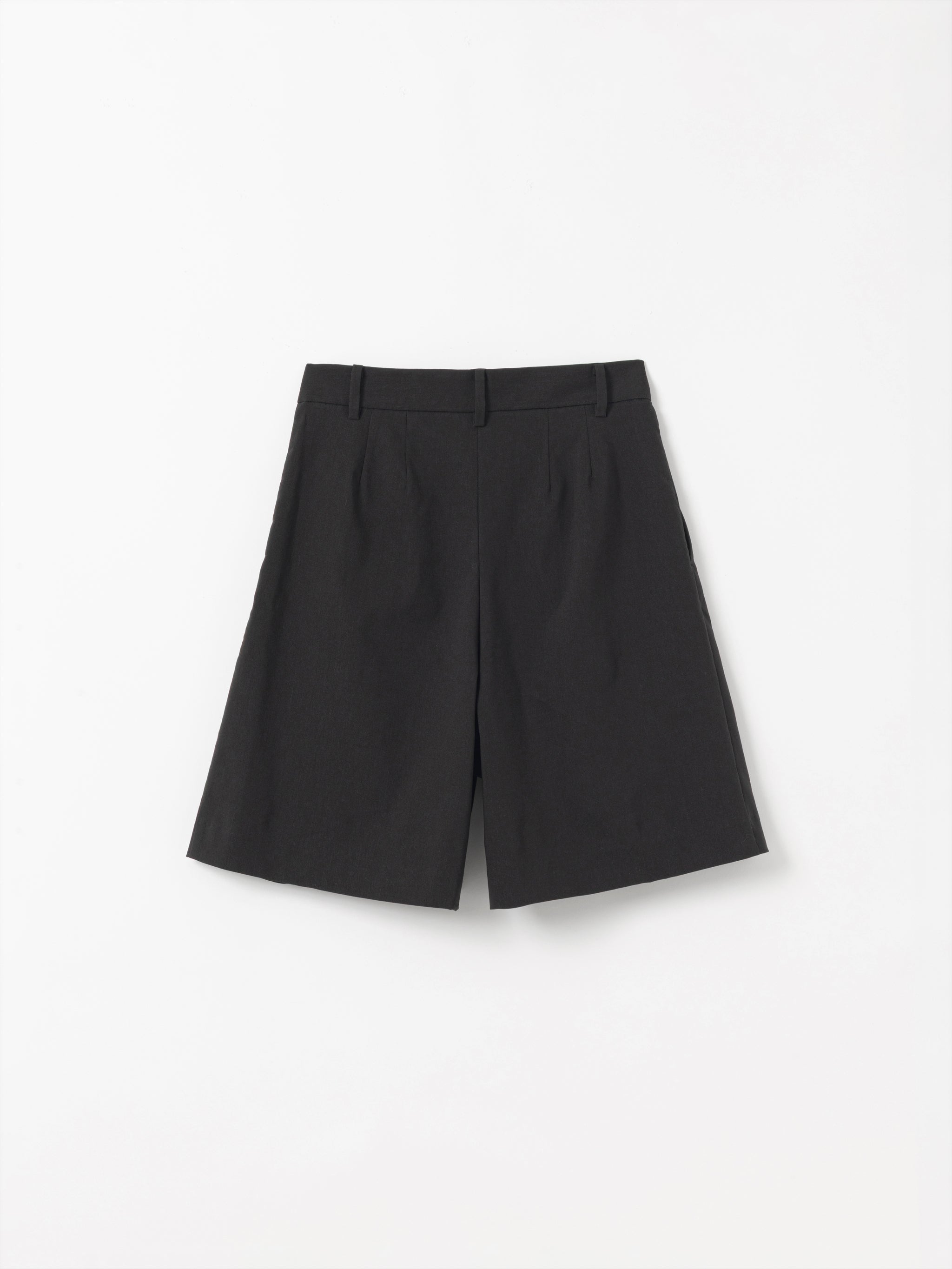 bow.a 水際 TUCK SHORT PANTS ブラック VOLUME TUCK SHORT PANTS – YANMI.