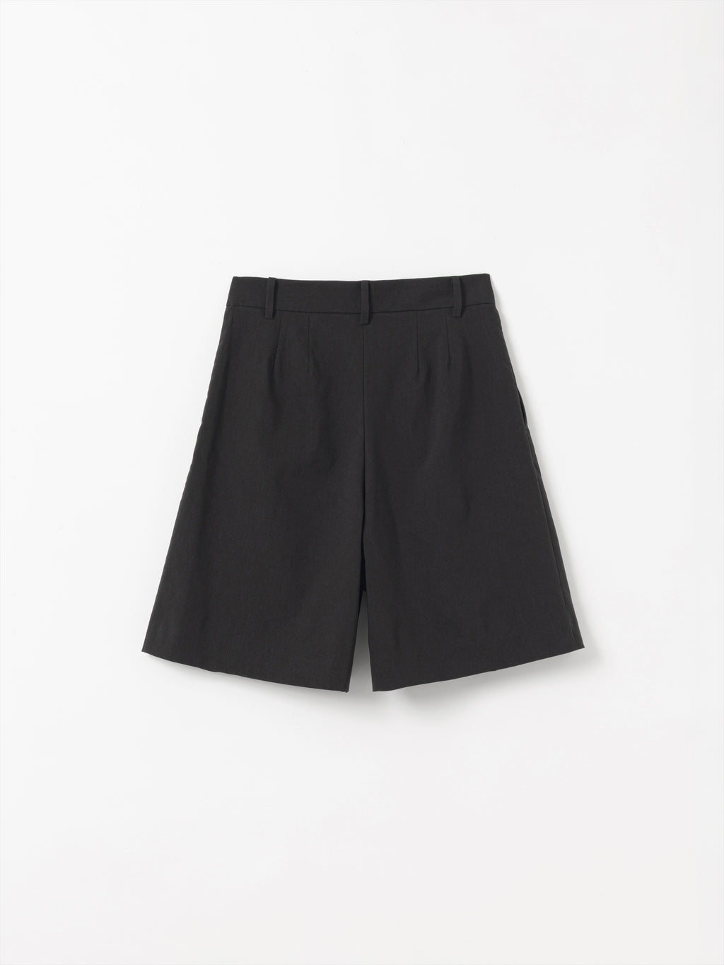 VOLUME TUCK SHORT PANTS