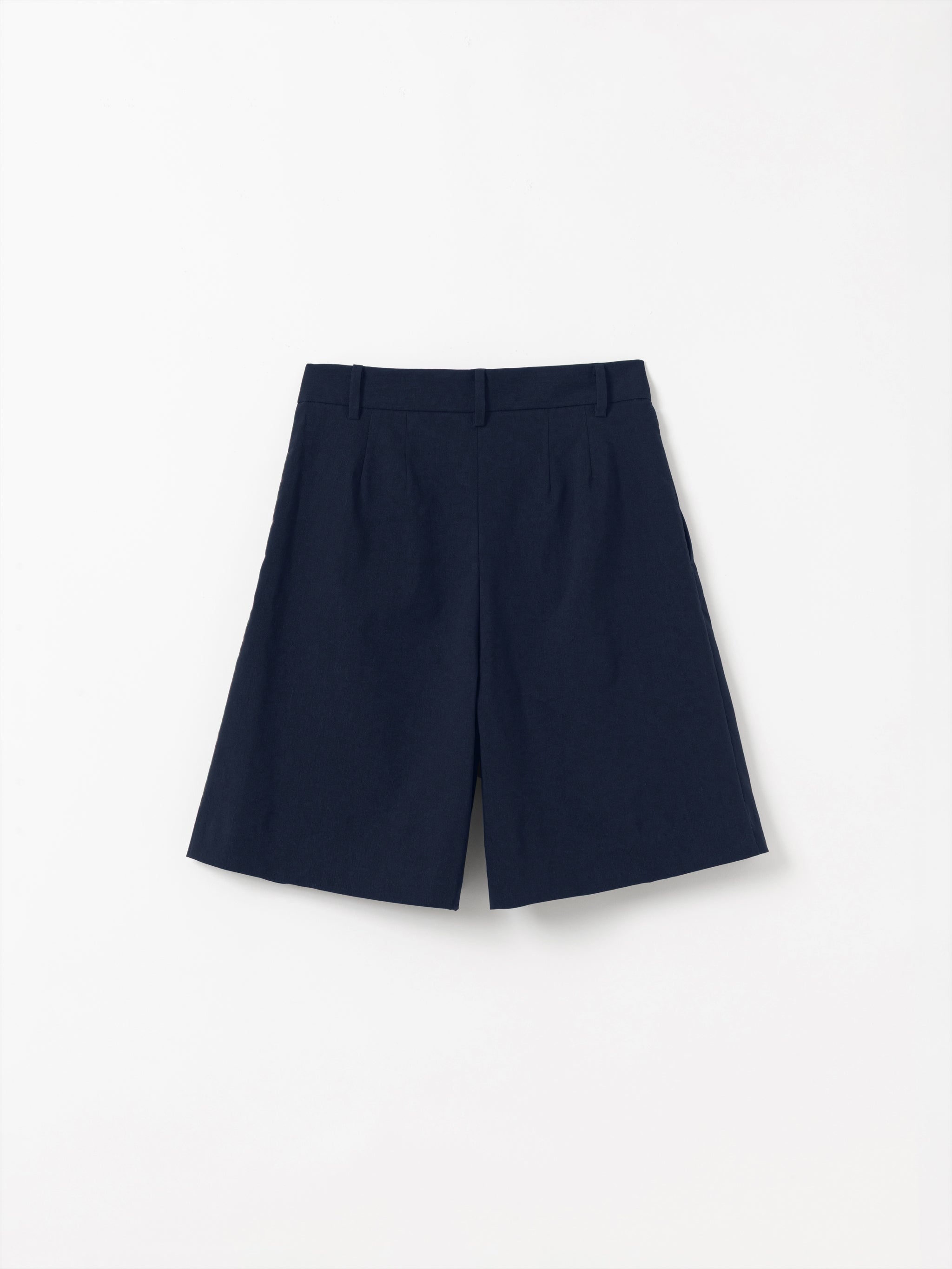 VOLUME TUCK SHORT PANTS