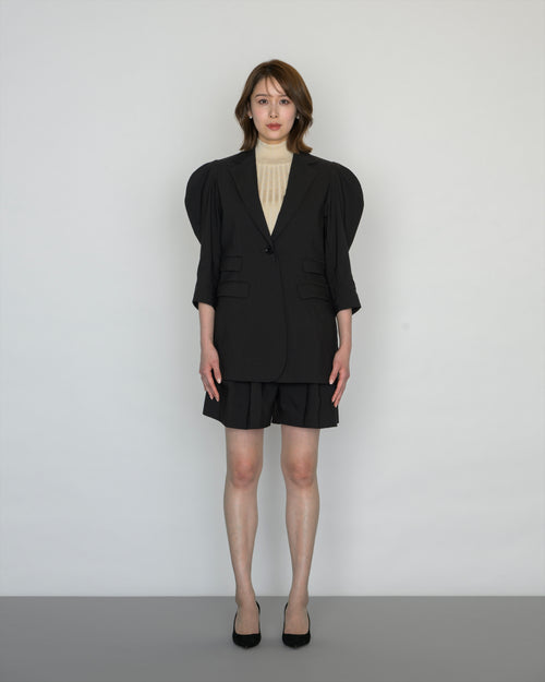 VOLUME TUCK SHORT PANTS