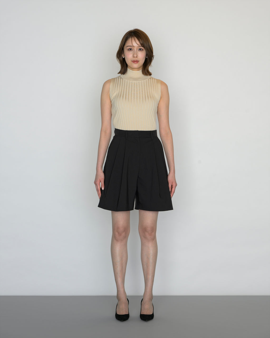 VOLUME TUCK SHORT PANTS