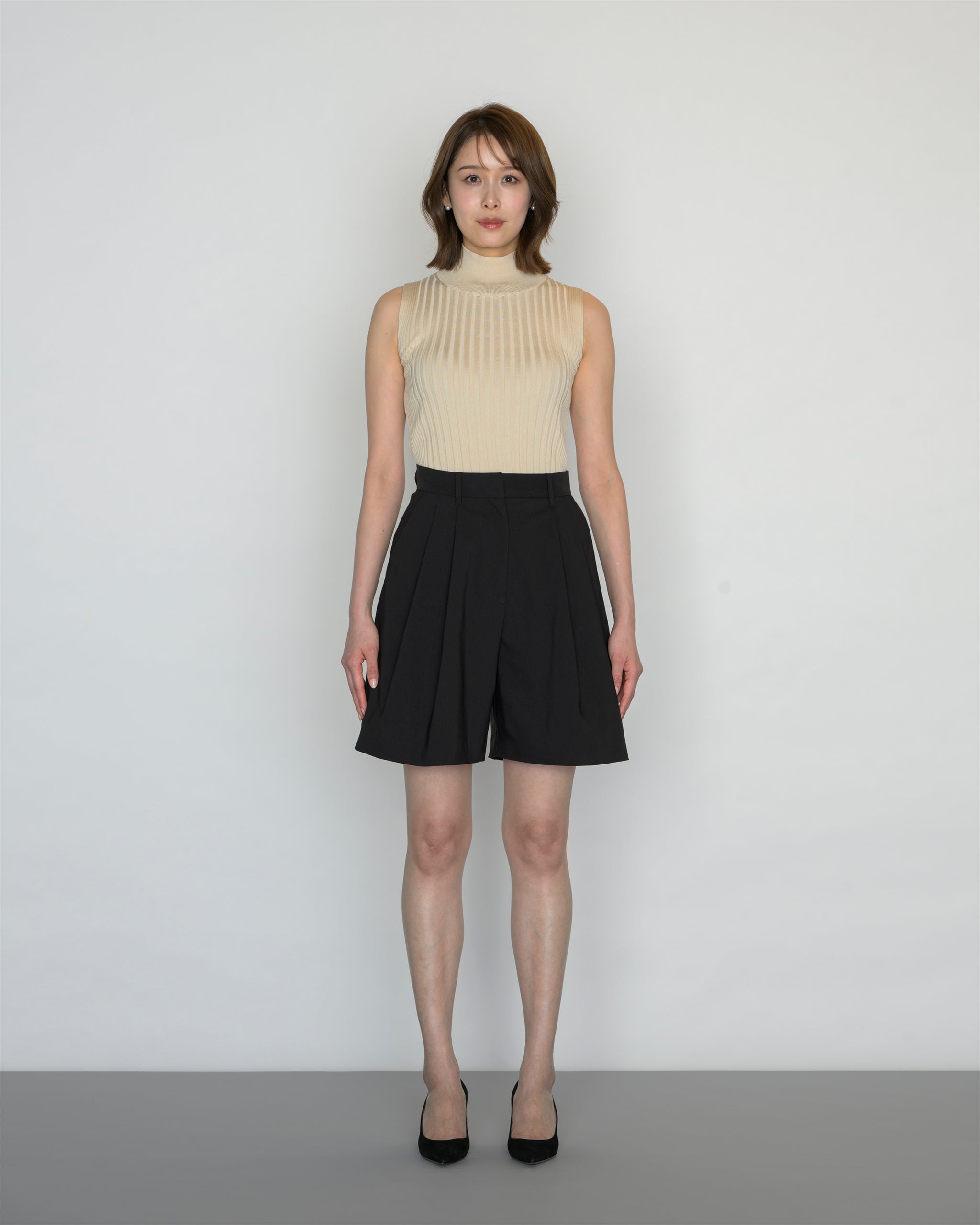 VOLUME TUCK SHORT PANTS